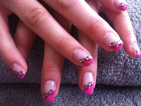 Sa pose : des ongles nude aux arabesques fuchsia