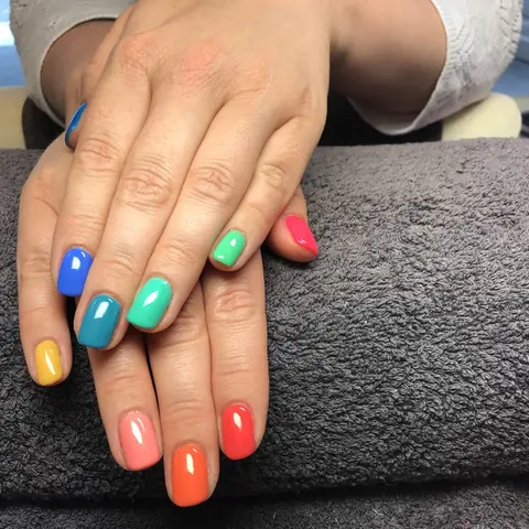 Sa pose : une couleur par ongle, en arc-en-ciel