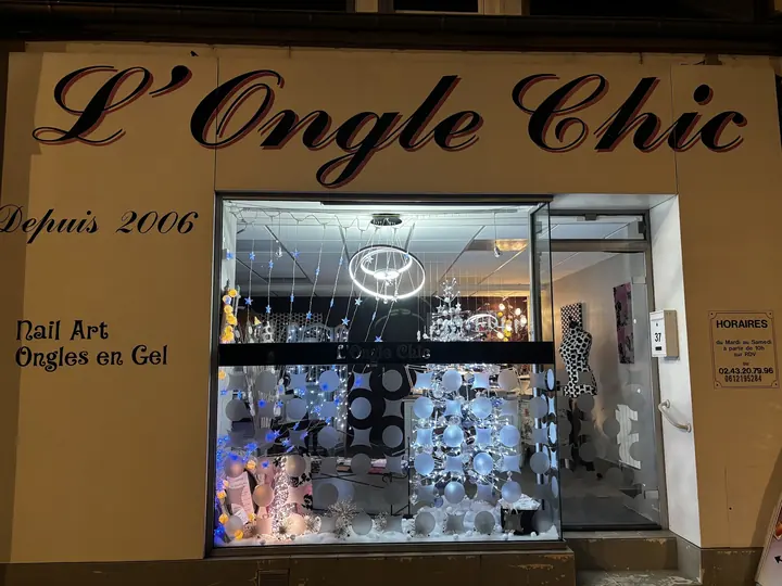 Sa devanture à Noël 2025 : l'enseigne L'Ongle Chic, Depuis 2006, la vitrine illuminée