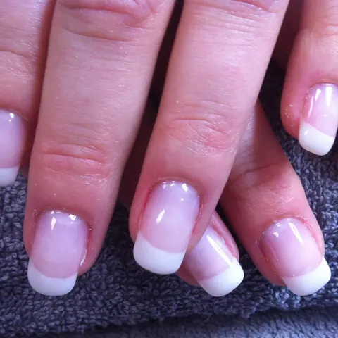 Sa pose : une french blanche nette sur un rose naturel