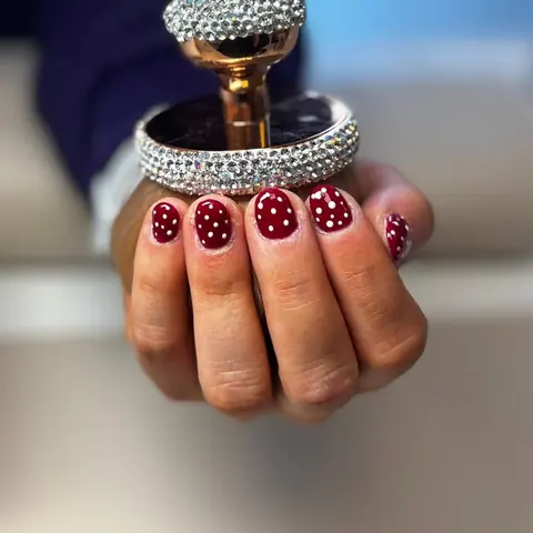 Sa pose : bordeaux et pois blancs, posés un à un au dotting