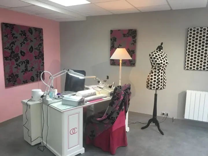 Son poste de pose, le mannequin à pois et le mur rose