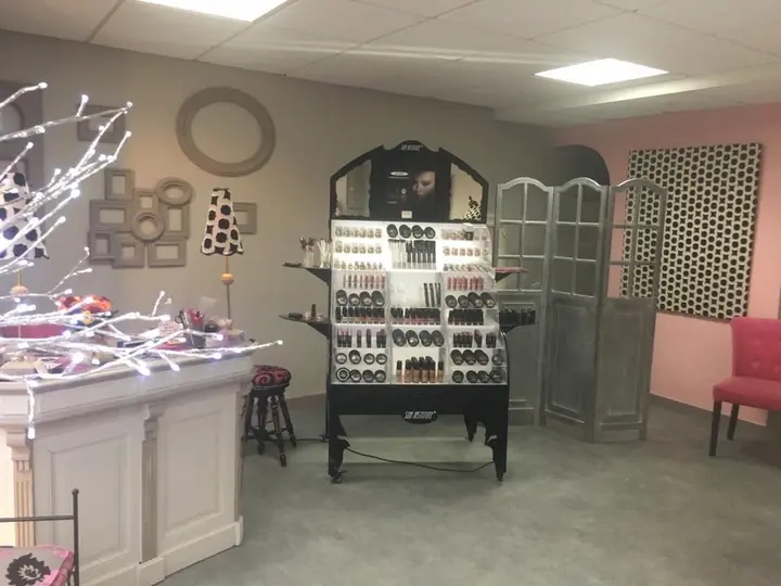 Le salon vu large : le comptoir blanc et le présentoir
